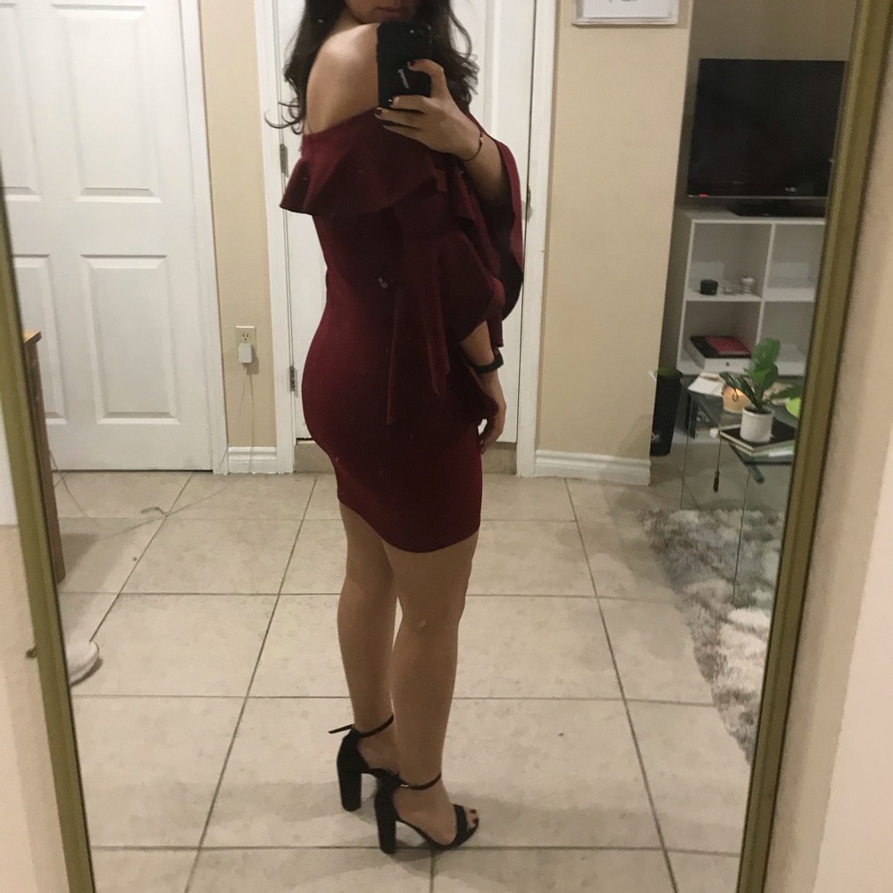 Off the shoulder burgundy dress💃🏽